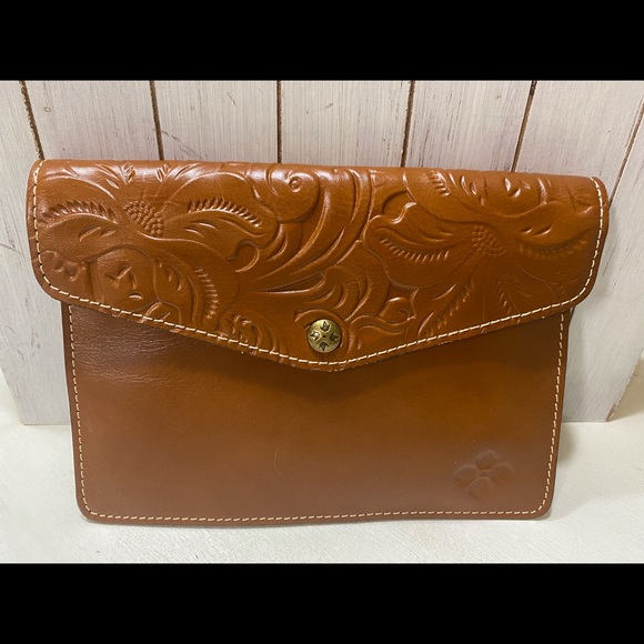 Patricia Nash Handbags - 🔥 Patricia Nash envelope pouch NWOT tan Florence stamped leather 🔥